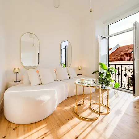 New & Improved 41br Riverfront Lisboa