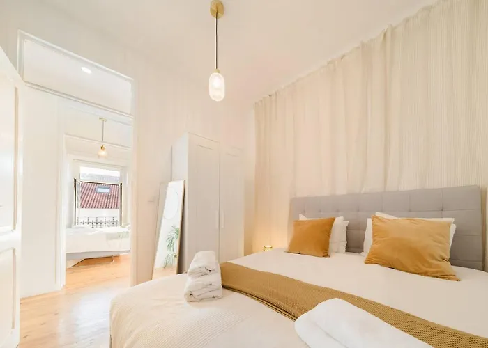 New&improved 41 Bedriver Front Apartment Lisbon